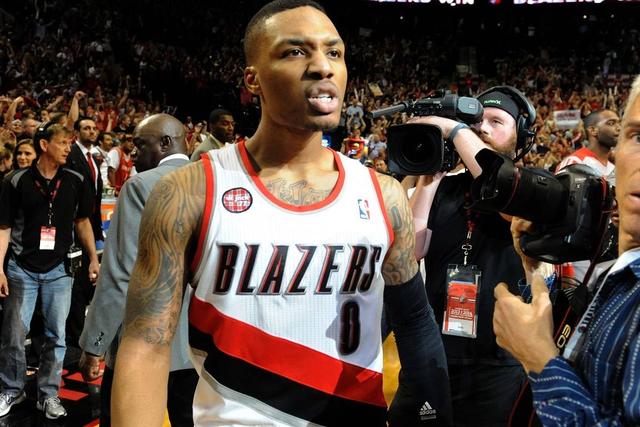 东契奇三双独行侠克奇才5连胜 火箭险胜尼克斯